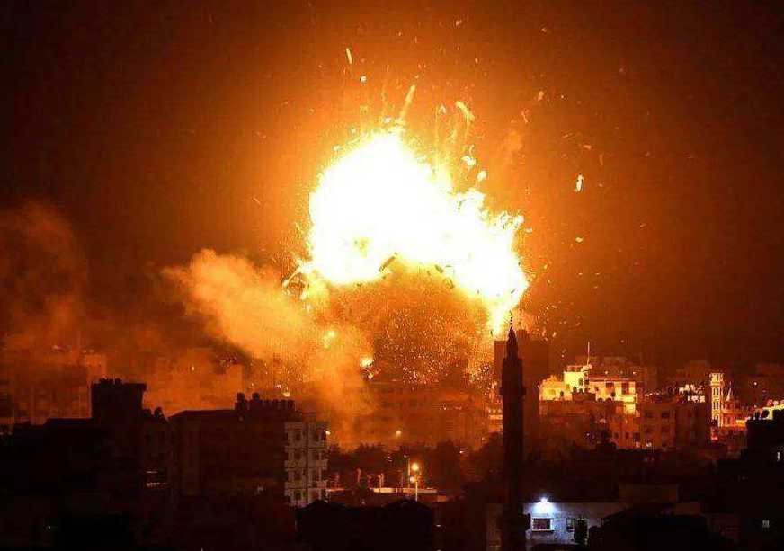 夜晚时分，多枚火箭弹飞向美国大使馆，美军防空火力全开进行拦截