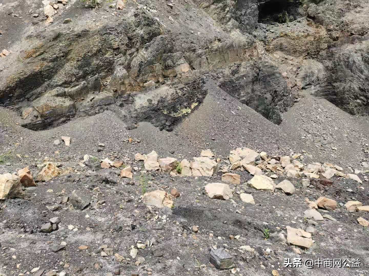 山西阳泉小沟废弃煤矿惊现强酸湖