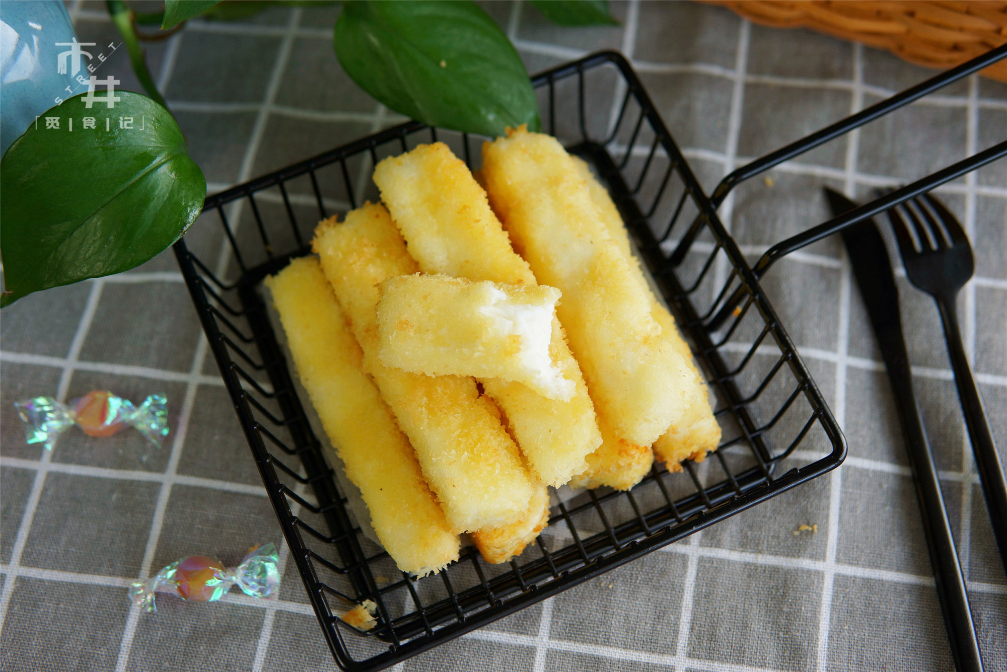 牛奶这吃法，比奶酪还香，酥脆滑嫩，咬一口爆浆，好吃到舔指头