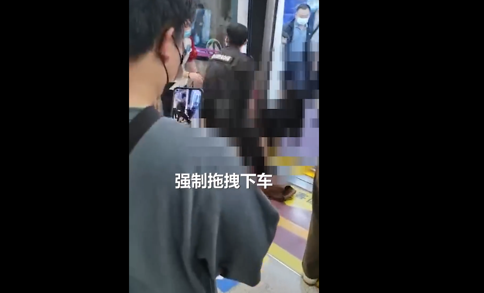 西安地铁女子遭保安强行拖拽，高喊救命外衣脱落，网友：保安拉偏架