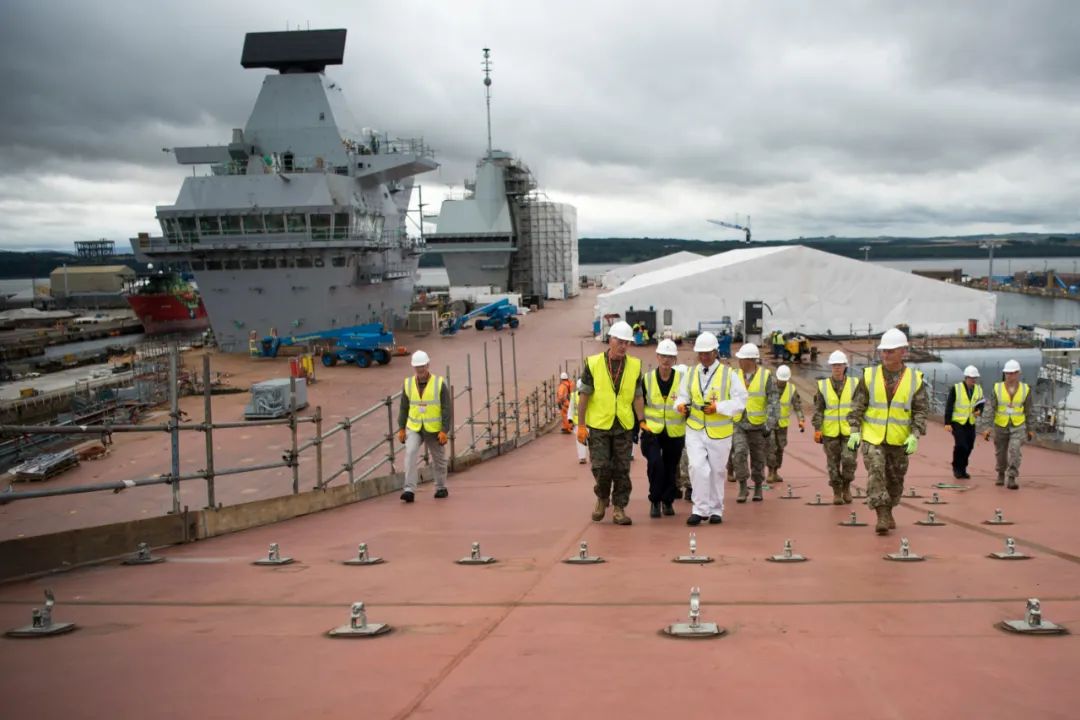 漏成水帘洞！英国新母刚服役就出事，还想甩锅