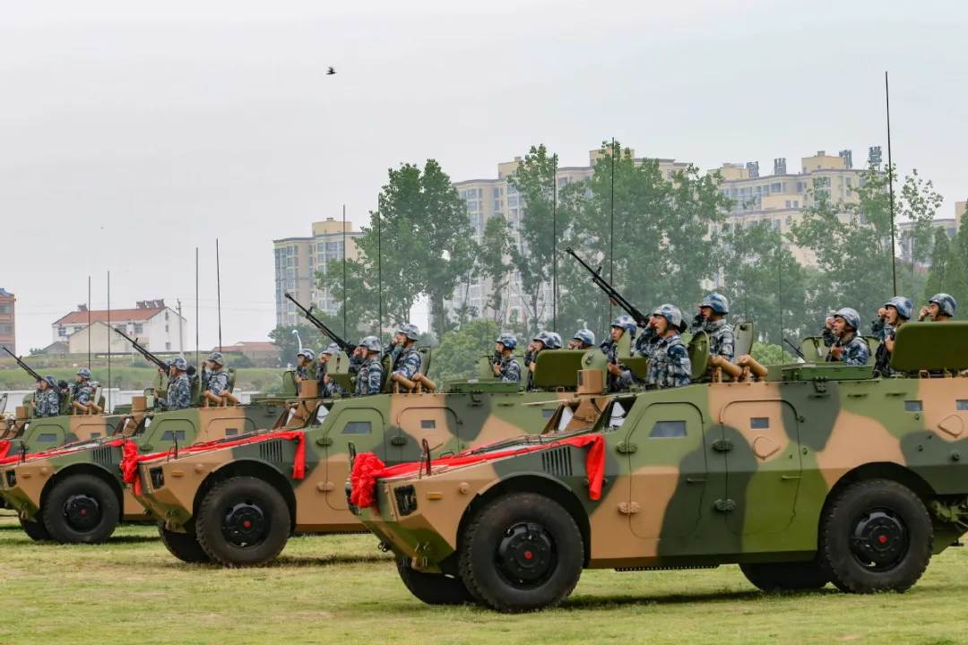 中国新型空降战车服役！在跨海峡作战中能发挥何种战术作用？