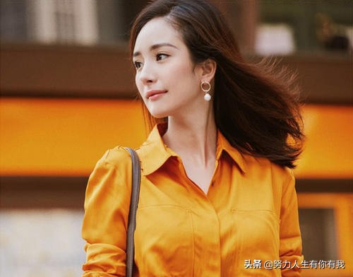 杨幂：带货能力很强，化身某品牌代言人，网友：“带货女王”驾到