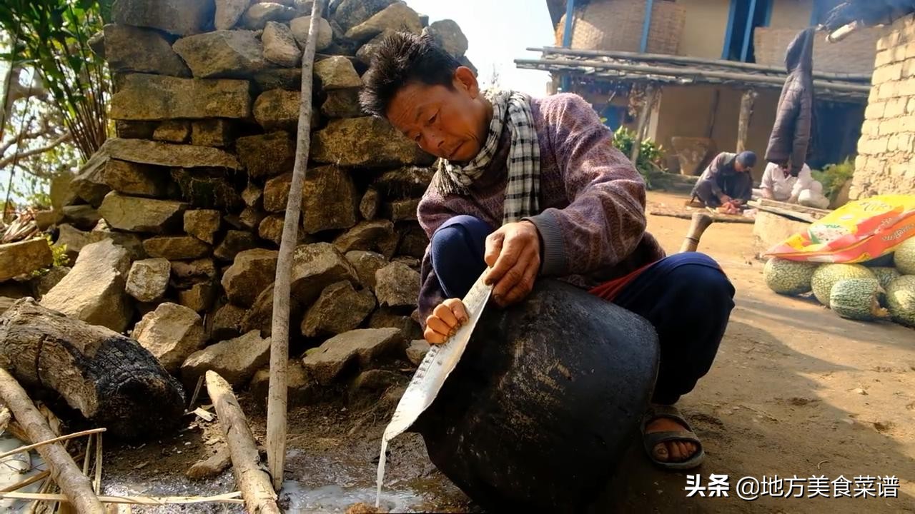 中国小伙在尼泊尔山区花96元砍了8斤猪肉，请当