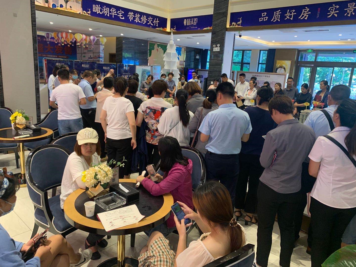 低价买房最后三天 黄金周恒大售楼处堪比景区