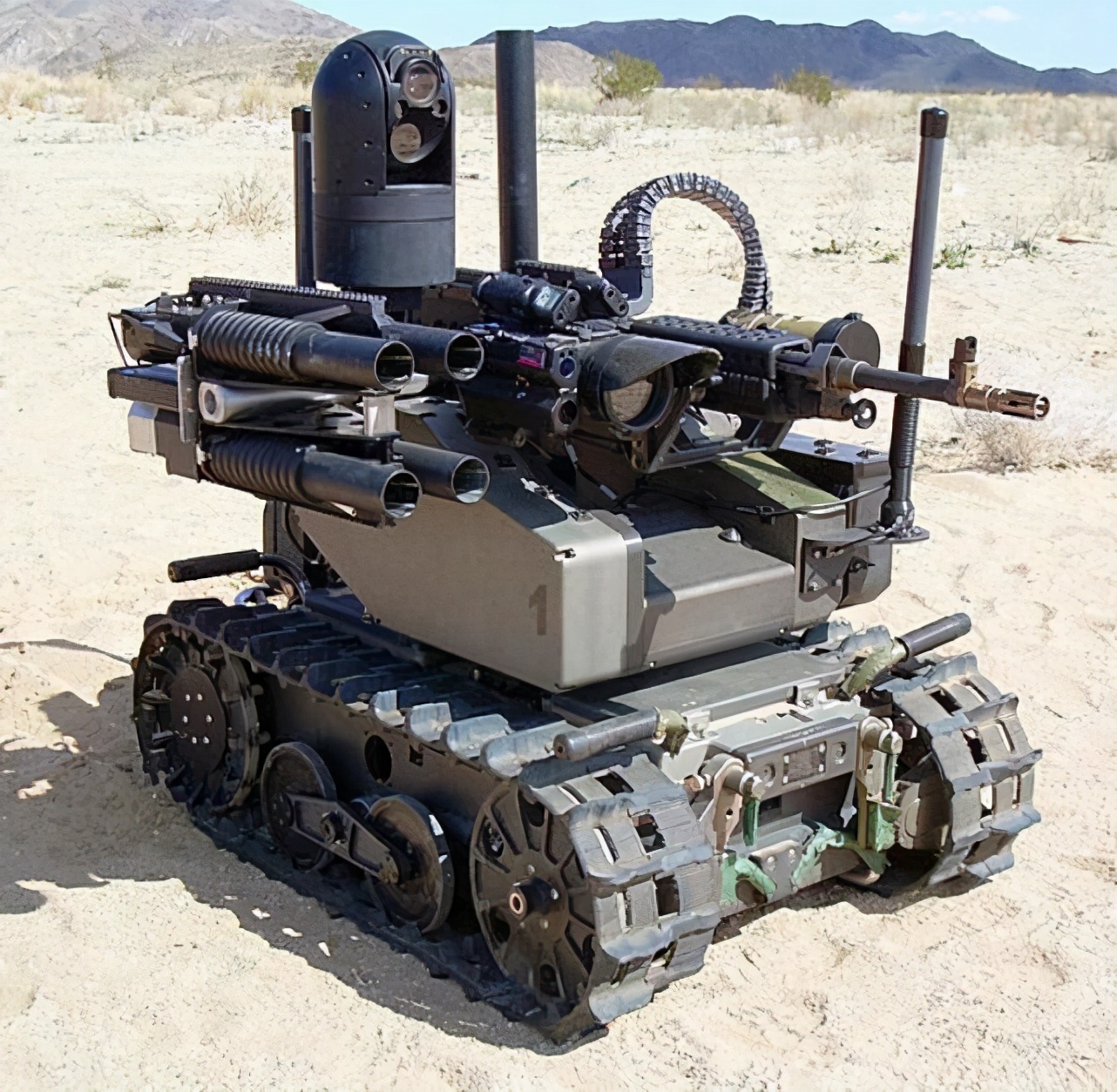 两印造地面作战机器人，有的像婴儿车，有的直接用手扶拖拉机改装