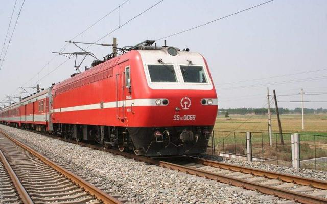 火车可以连续开20多个小时，司机都不休息的吗？