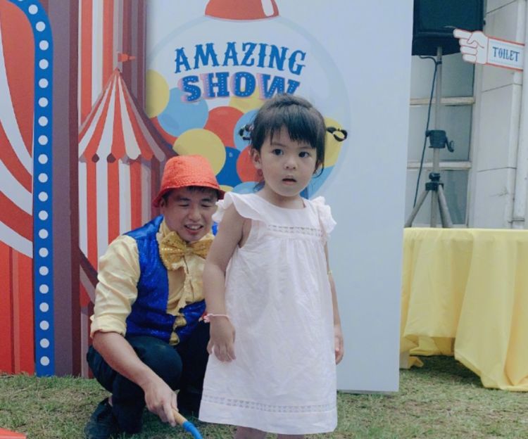 有种“美人坯子”叫波妞，小时候长相一般，如今长相不输姐姐