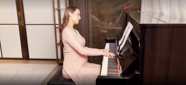 吉娜挺九個月孕肚彈琴，郎朗貼心拍照，夫妻倆為寶寶做胎教超甜蜜