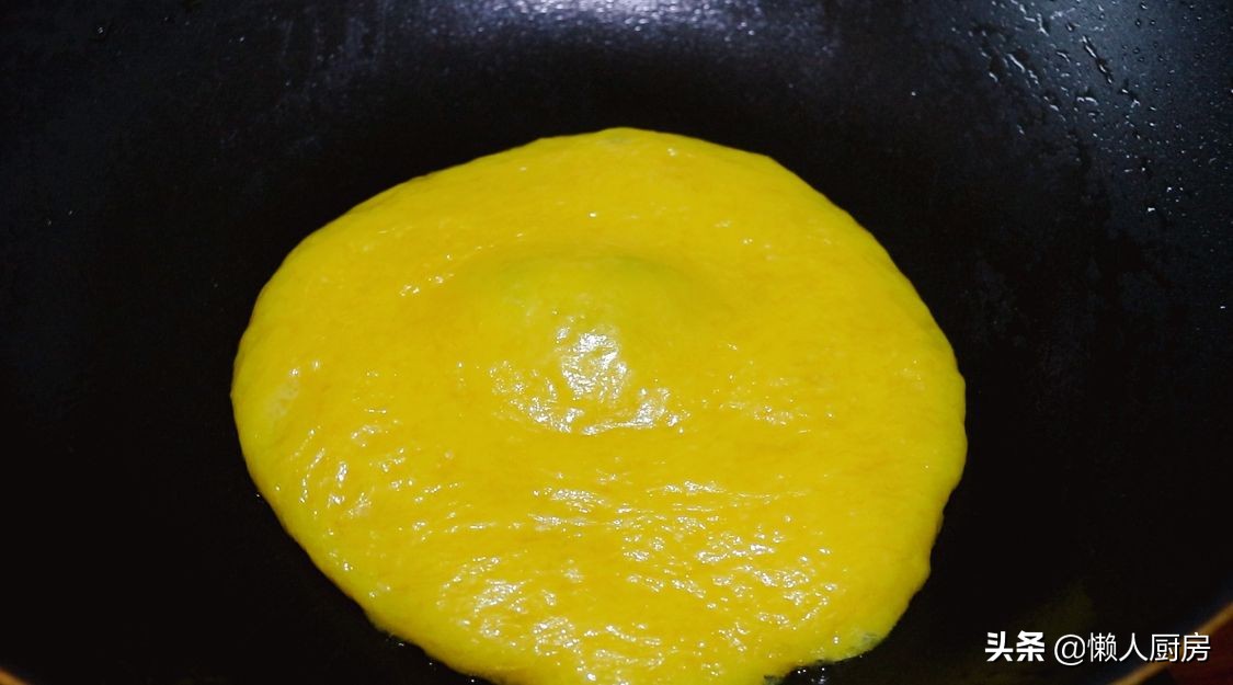 雞蛋和澱粉一起炒，不粘勺子，不粘盤子，吃起來軟糯香甜