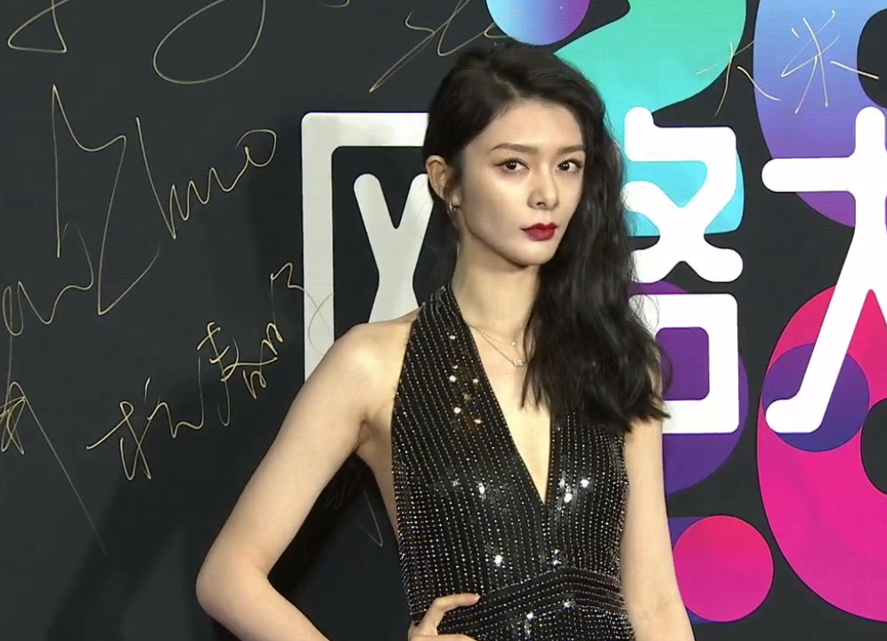 风格大赏明星穿搭：惠英红像鸡毛掸子，许佳琪