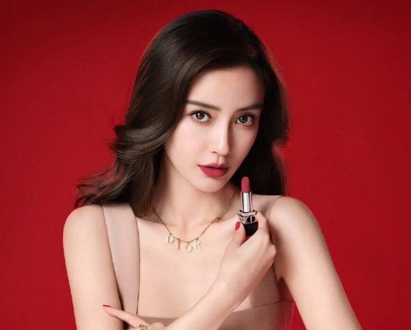 赵丽颖最新代言双杀杨幂baby！梳高马尾眼神太绝