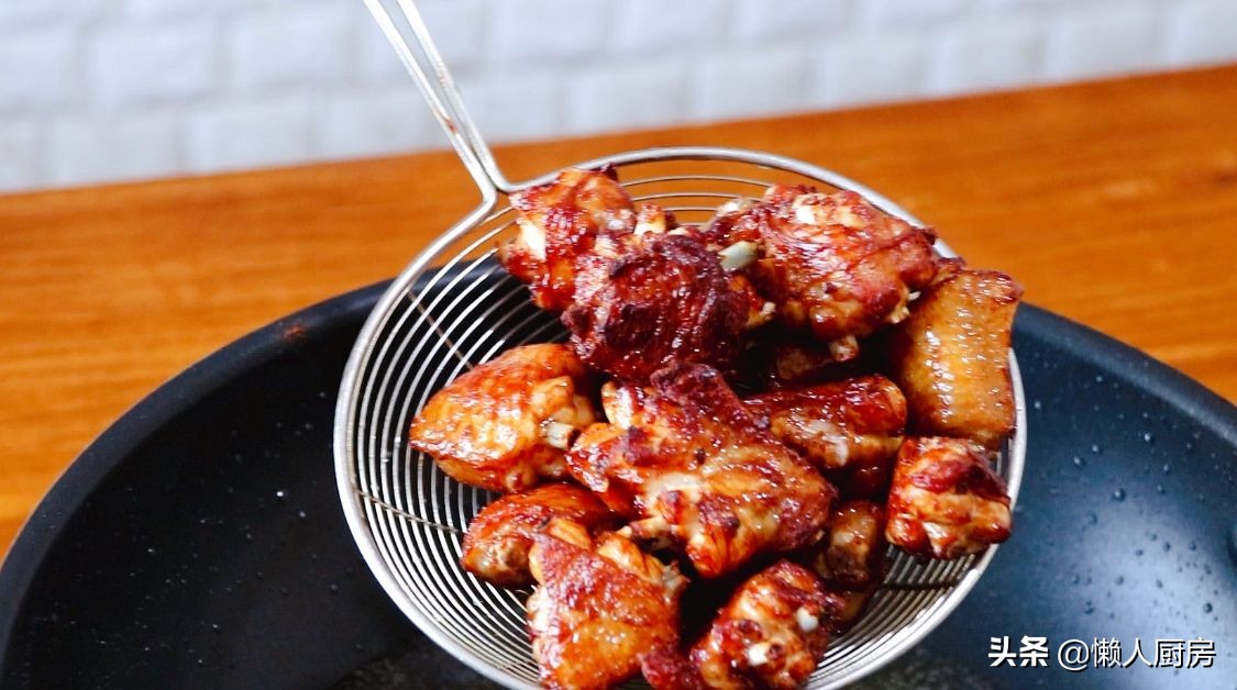 鸡翅不用加水，放入砂锅焗，淋上一点白酒去腥增香