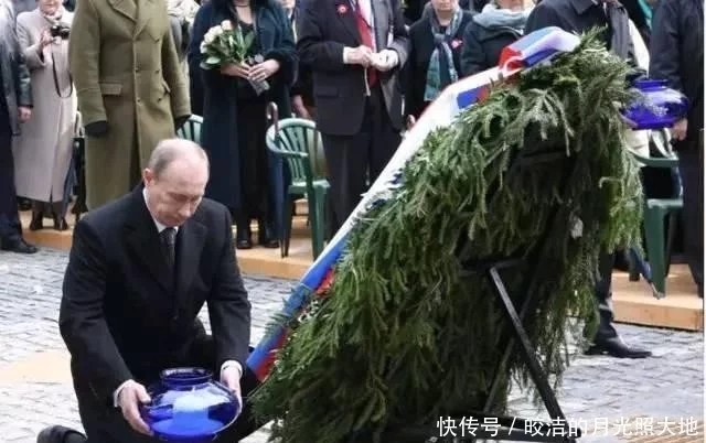 普京下跪：跪下是总统，站起来是国家
