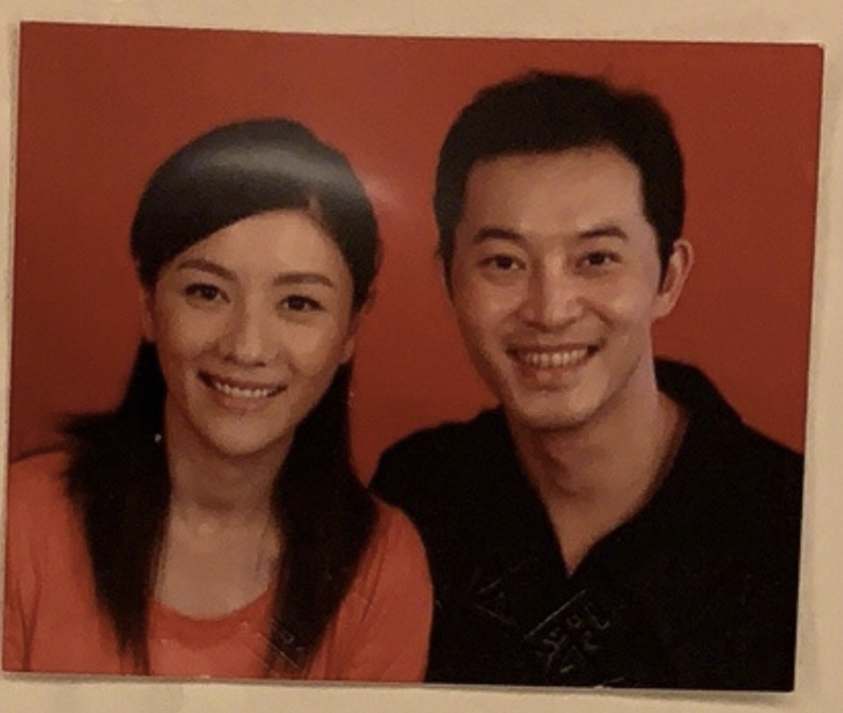 沙溢曬證件照慶祝結婚十週年，曾在婚禮現場穿婚紗熱舞太經典