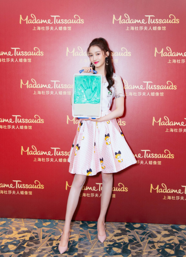 关晓彤为鹿晗庆生后芭比造型亮相，成为入驻杜莎最年轻中国女艺人