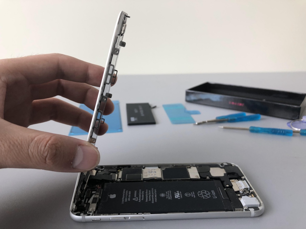 看到苹果新机se配置与8神相似，默默换了6s电池，还能再战三年！