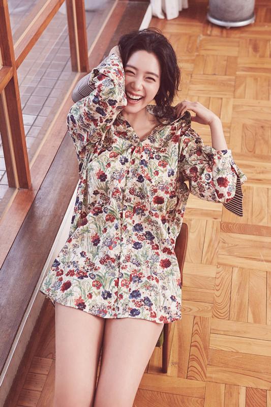 同是雪碧代言人，为啥迪丽热巴穿个小背心，李