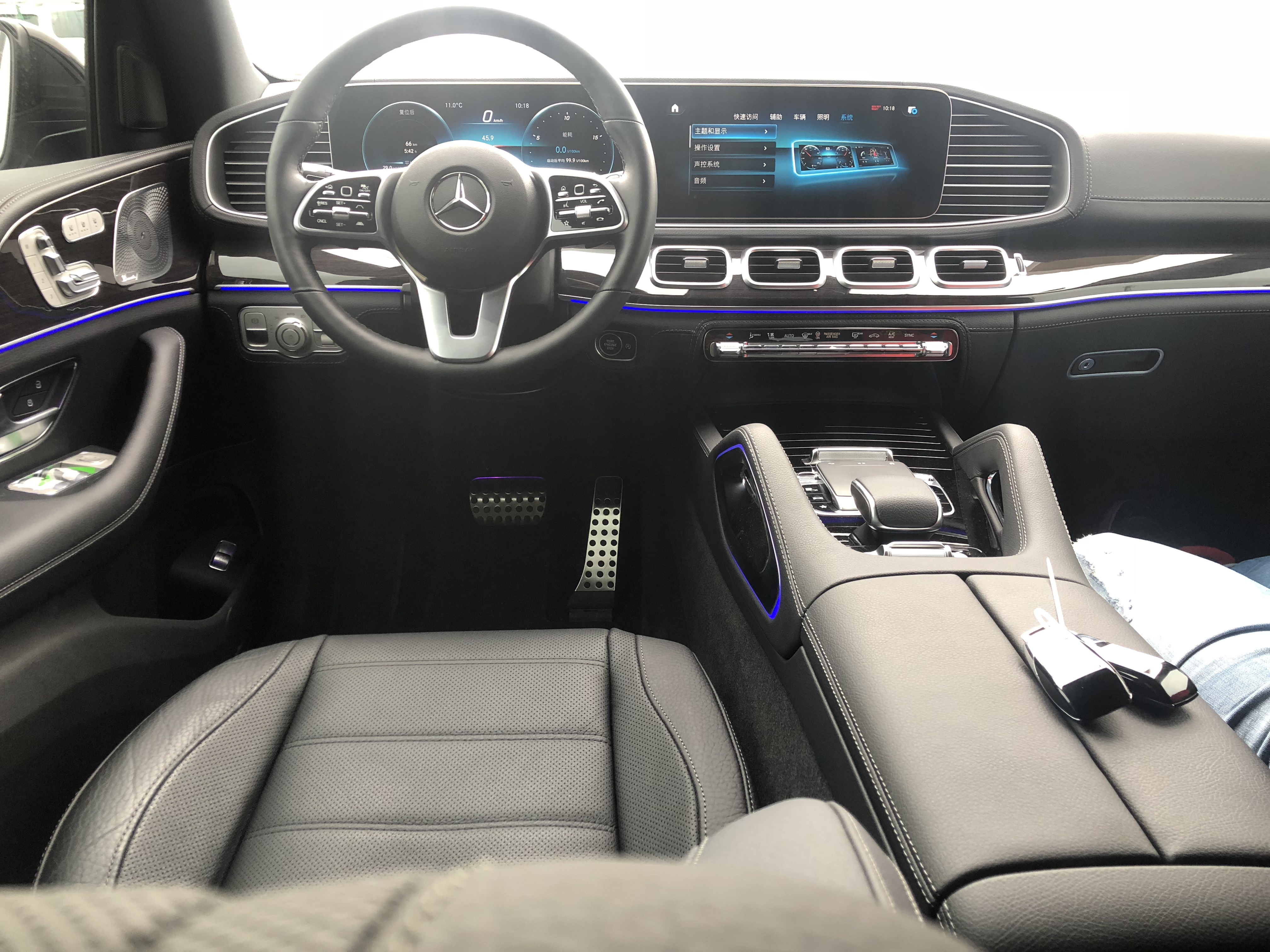 全新奔驰gls亮相,连体中控屏幕,马力367匹