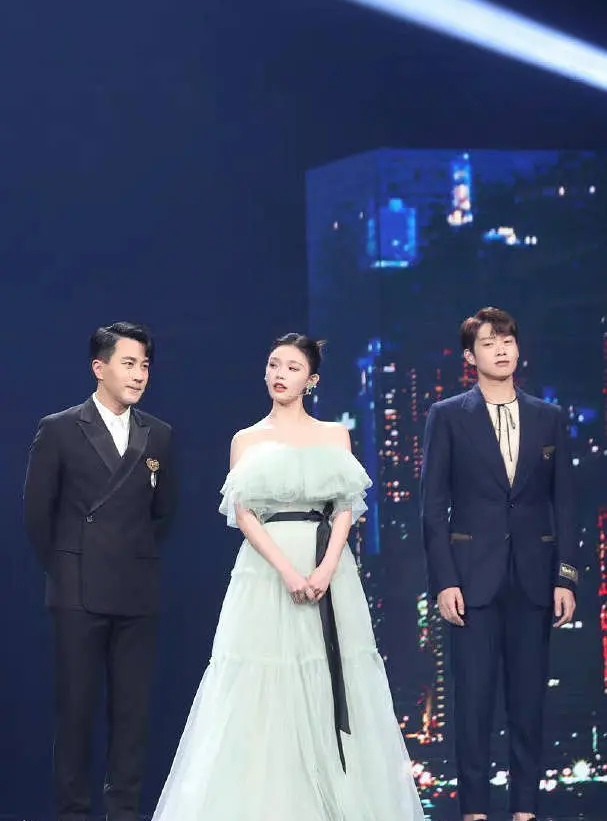 刘恺威与杨幂绯闻男友同台，大14岁依旧很帅，港媒称两人气氛太冷