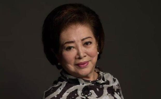 81岁老戏骨太拼命，自曝为演戏锯掉三颗牙，还险