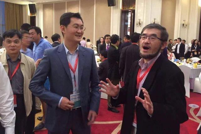 左手搭着马云，右手搭着马化腾，这个大胡子，