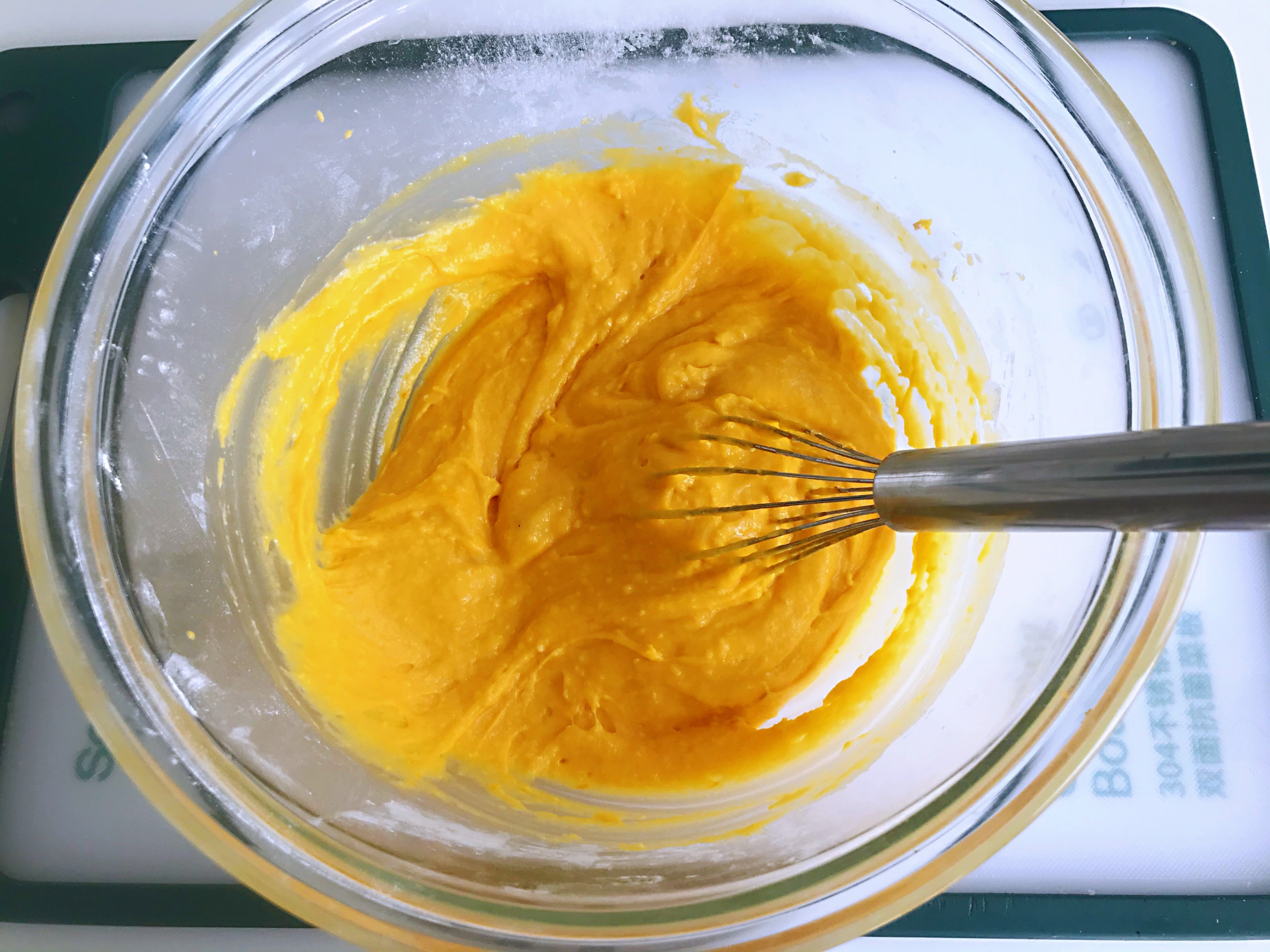 女人要多吃它，鬆軟香甜又養顏，不用揉麵，個個開花，比蛋糕好吃