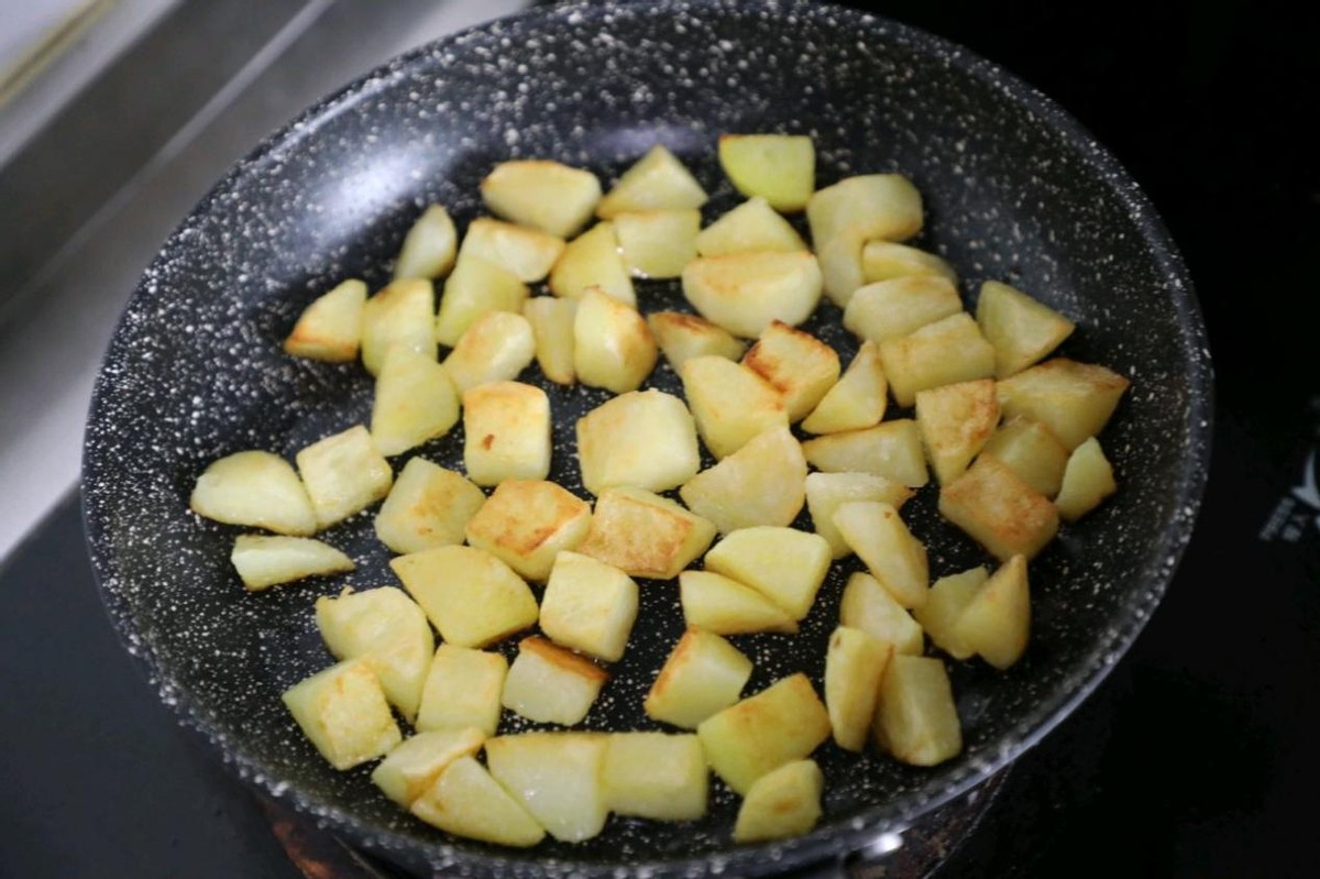 简单易做的香煎小土豆，风味独特，5碗米饭不够吃