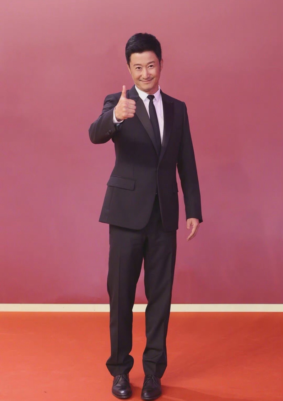 吴京实红！穿7年前结婚礼服走红毯，大牌都蹭他热度？