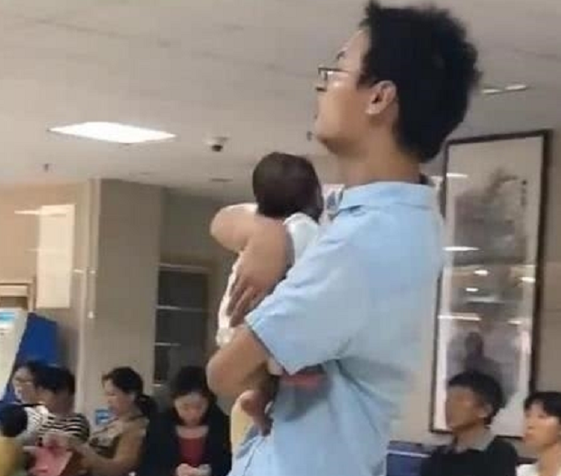 为啥一横着抱宝宝就哭？这个角度看“世界”，就懂娃的“恐惧”了