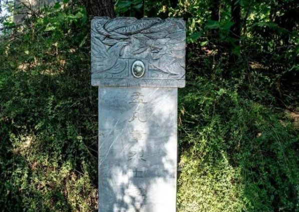 寸金寸土的北京闹市安葬着一18岁少年，火车因他