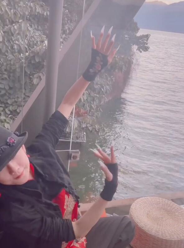 62岁杨丽萍和小鲜肉在月亮宫欣赏美景，网友：恋