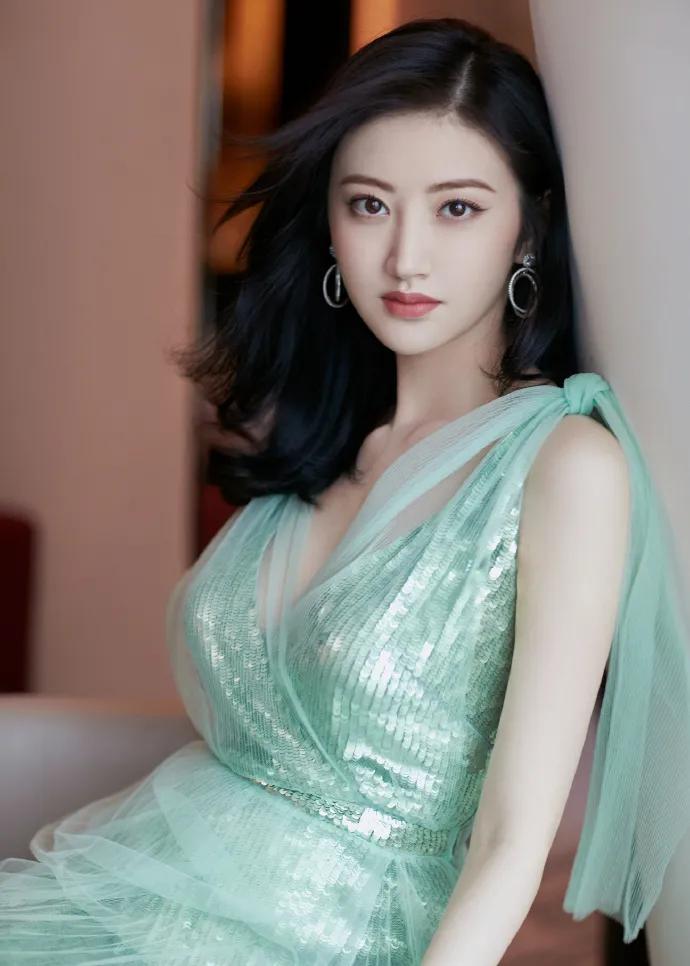 Fashion sexy beauty Jing Tian - iNEWS