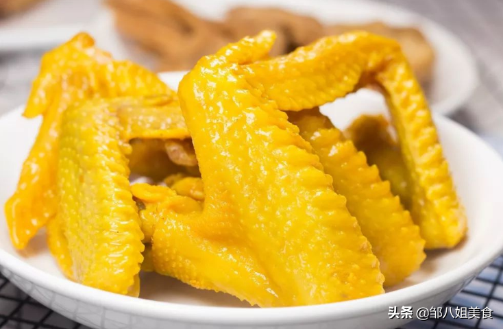 在家做道盐焗鸡翅，金黄诱人，皮滑肉嫩，有电饭锅就行，教您做法