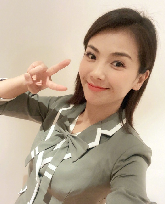 刘涛参加女团穿JK制服，嘟嘴卖萌扮嫩，自嘲跳起舞会崩开