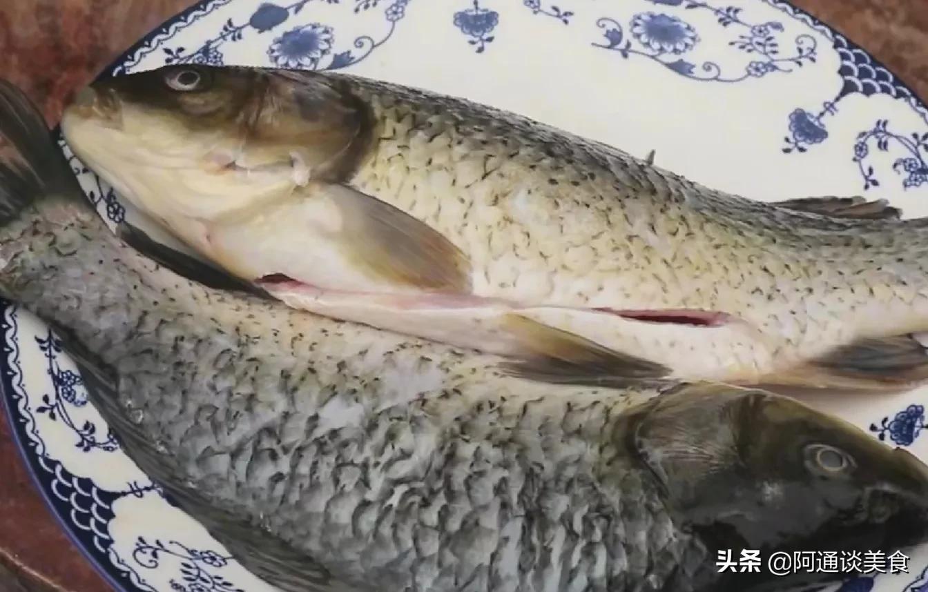 The homemade method of braising crucian carp with sauce, the fish is