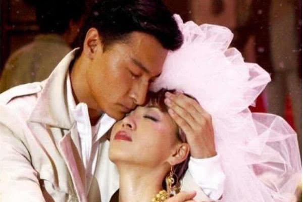 梅艳芳告别演唱会：身体流血垫尿布硬撑，唱完含泪倒在刘德华怀里