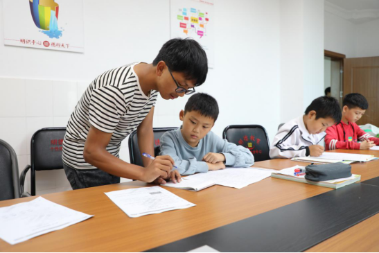 面对苦难奋力奔跑 梦想终会绽放
