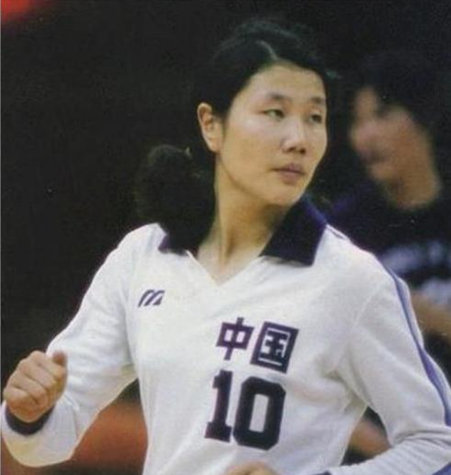 女排三连冠功勋，退役后远嫁国外，混血女儿身材颜值出众
