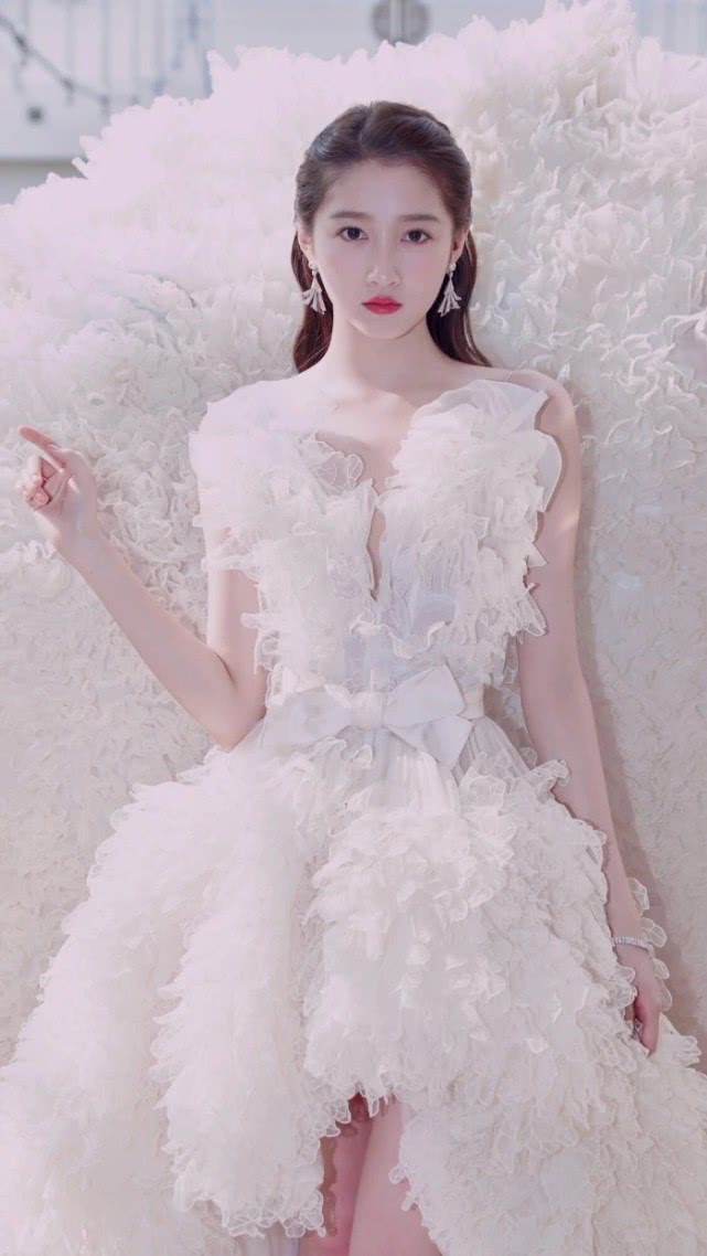 关晓彤参加跑男婚纱造型太美，不过也暴露了她