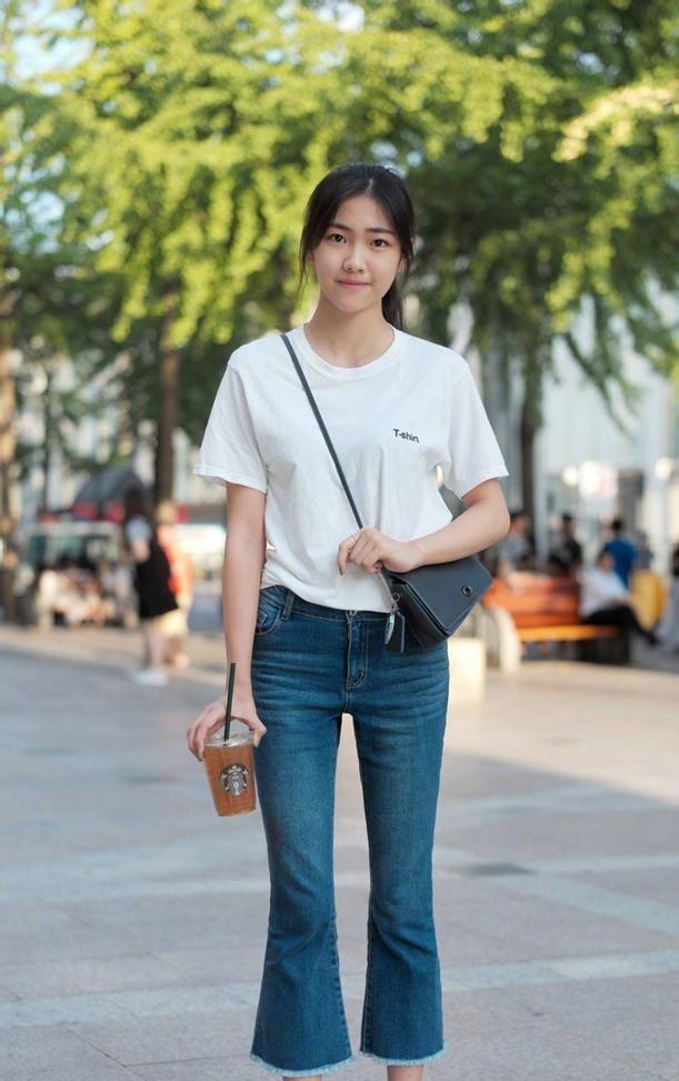 路人街拍：我也相信爱可以排除万难；只是，万