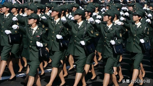 为何日本女兵都会背一个小挎包？里面到底装的