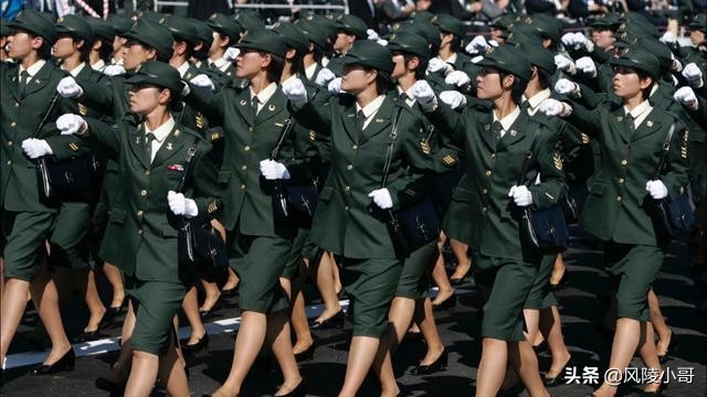 为何日本女兵都会背一个小挎包？里面到底装的什么？