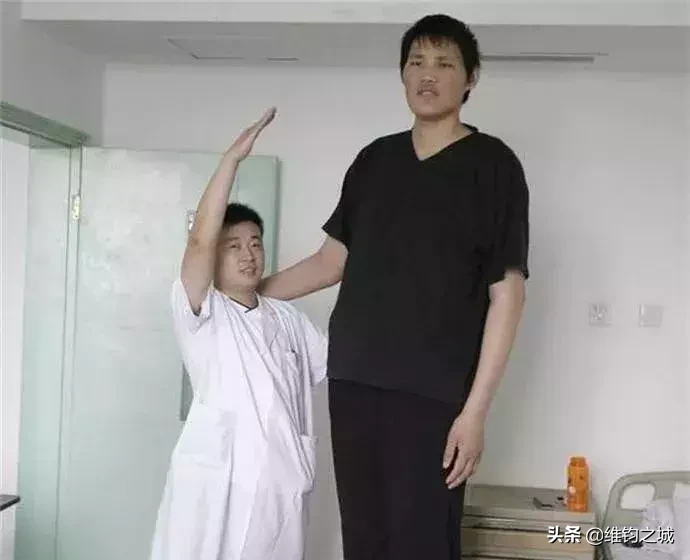 中国十大巨人：都比姚明要高，第一名身高2.55米。