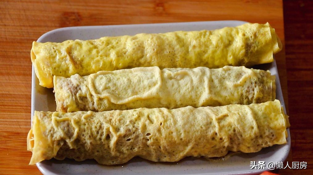 猪肉配上莲藕，既是汤又是菜，加上一点韭菜后，吃起来特别的鲜