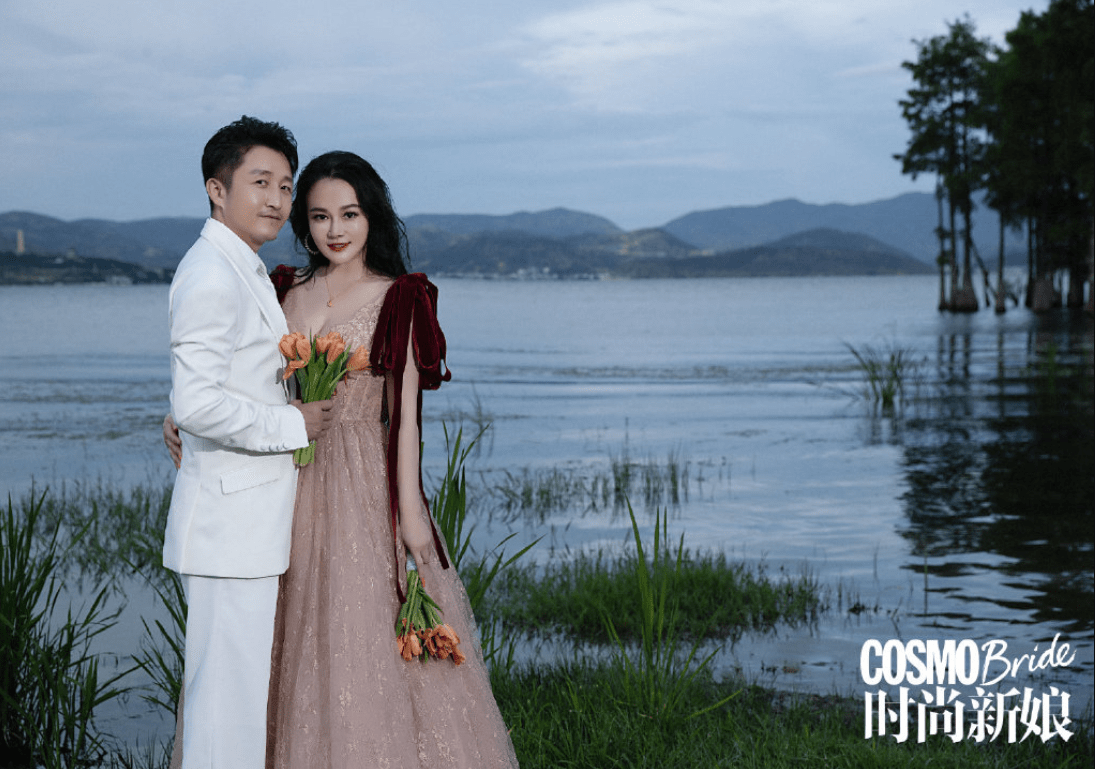 邹市明夫妇拍写真庆祝结婚十周年，冉莹颖身材丰腴，大片画风唯美
