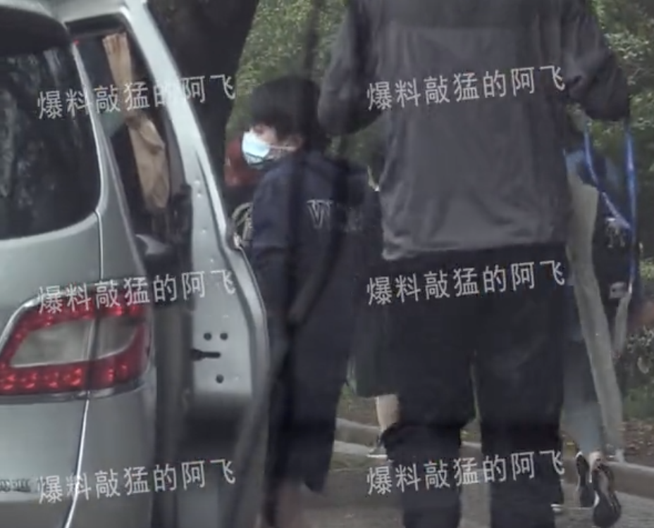 張柏芝兩個兒子轉學到上海，由保鏢接送放學，兄弟倆高冷帥氣