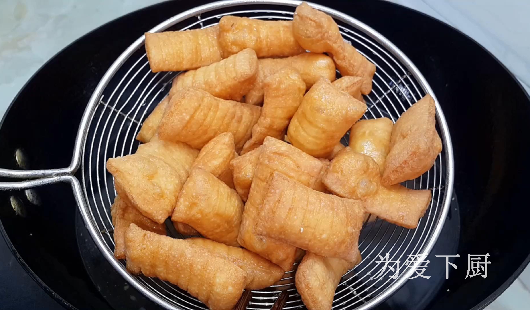 油條這做法才好吃，鍋裡炒一炒，個個焦脆香甜，出鍋全家人都愛吃
