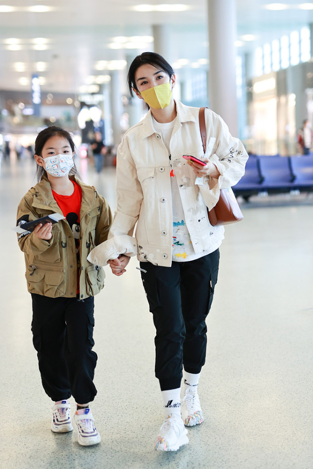 黃奕和女兒穿同款造型似姐妹花，8歲鐺鐺亭亭玉立越來越像媽媽