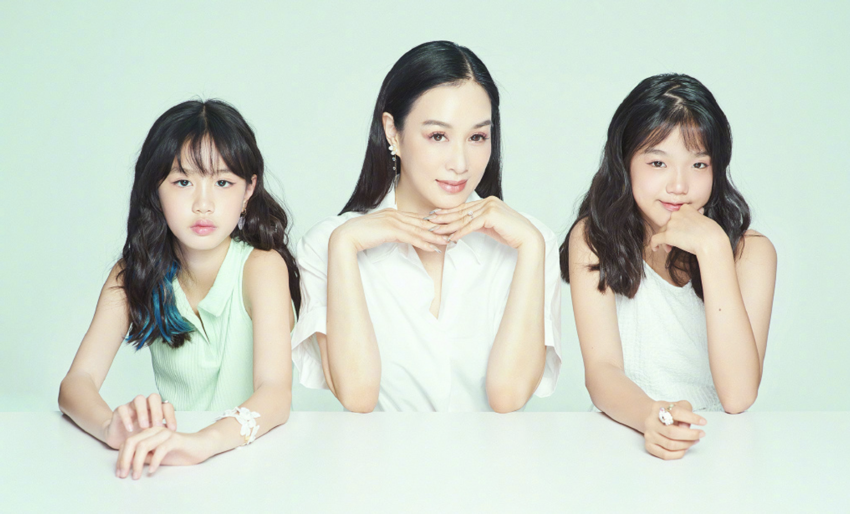 钟丽缇晒母女写真，俩女儿颜值高气场足，妈妈小腹平平仍未能怀孕